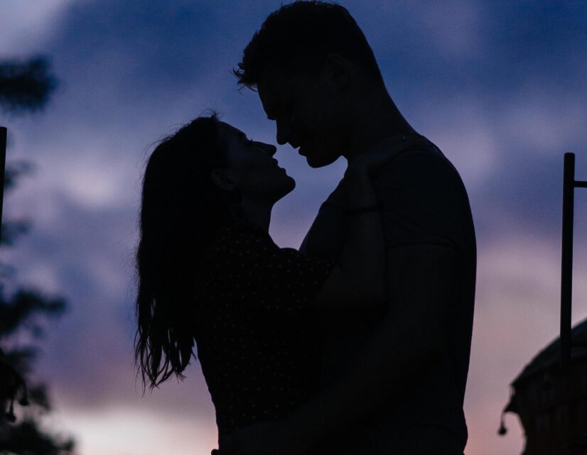 silhouette-couple-sunset-background